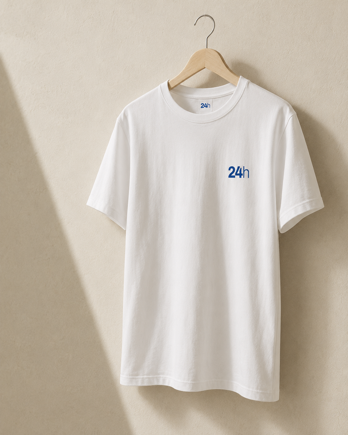 Playera blanca con el logotipo 24h